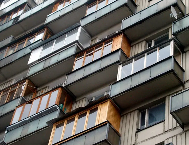 Ярославцев заставляют демонтировать остекление балконов