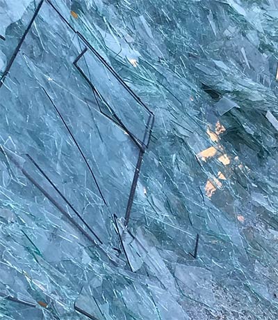 Несанкционированную свалку битого оконного стекла обнаружили в Кирове