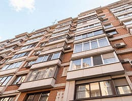 Пермяк заплатил 105 тысяч за то, что оконная створка упала на чужую машину