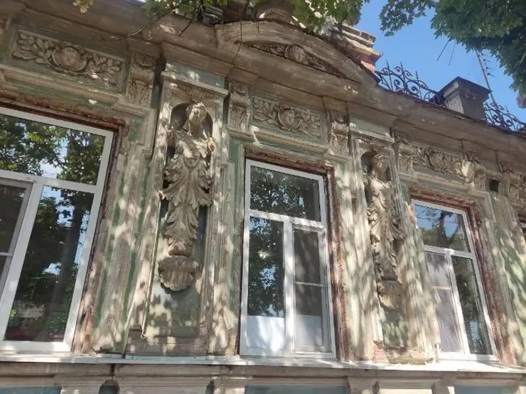 Пластиковые окна в историческом здании разрушили старинную архитектуру