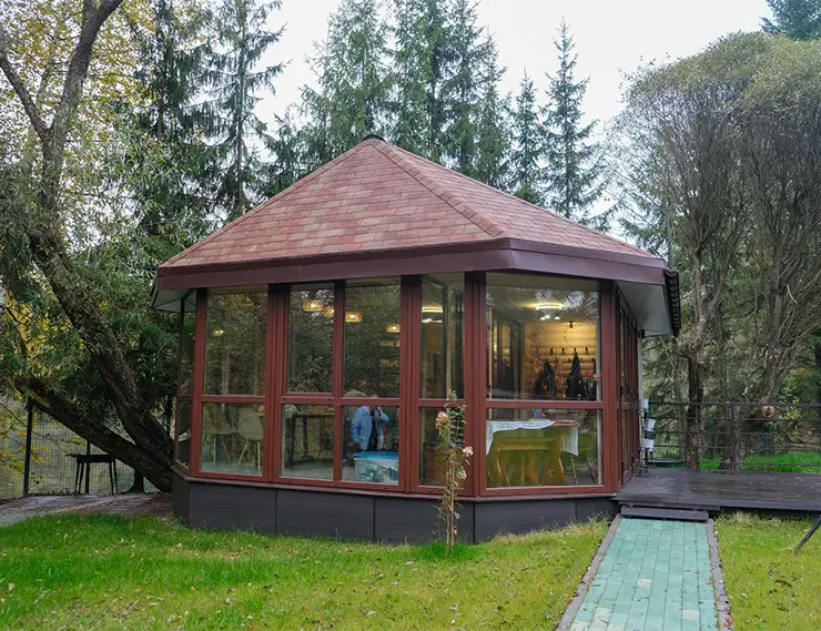 В благотворительном фонде, курируемым VEKA, появилась беседка-мастерская с премиум-остеклением  