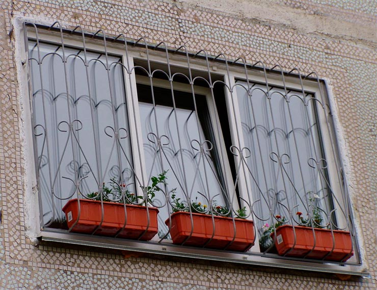 В Петербурге жителей первых этажей через суд заставляют демонтировать решетки на окнах
