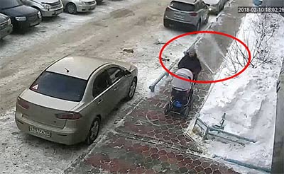 В Новосибирске выпавшее окно чуть не убило женщину с коляской