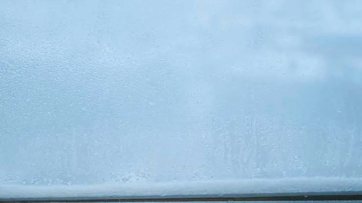 Как избавиться от конденсата на окнах – тема нового видео «Окна без проблем»
