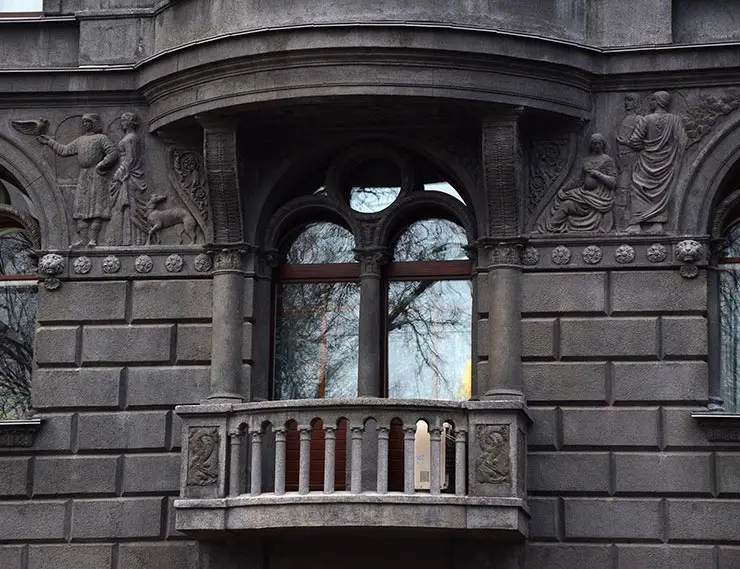В Санкт-Петербурге реставрируют флорентийские окна Доходного дома Веге
