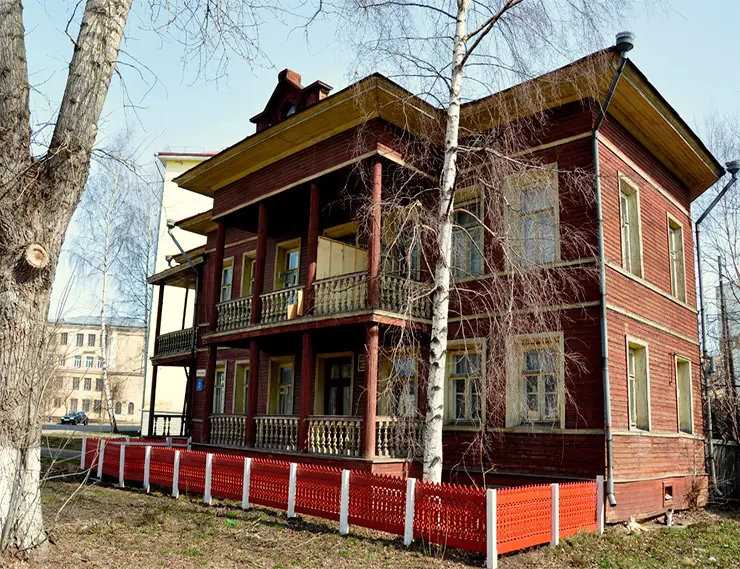 Владельца квартиры в историческом особняке в центре Вологды наказали за замену деревянных окон на пластиковые 
