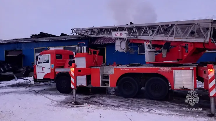 В Красноярске произошел пожар на предприятии по производству стеклопакетов