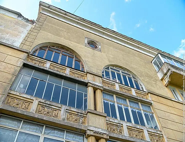 Россияне хотят жить в исторических зданиях, но с застеклёнными балконами 