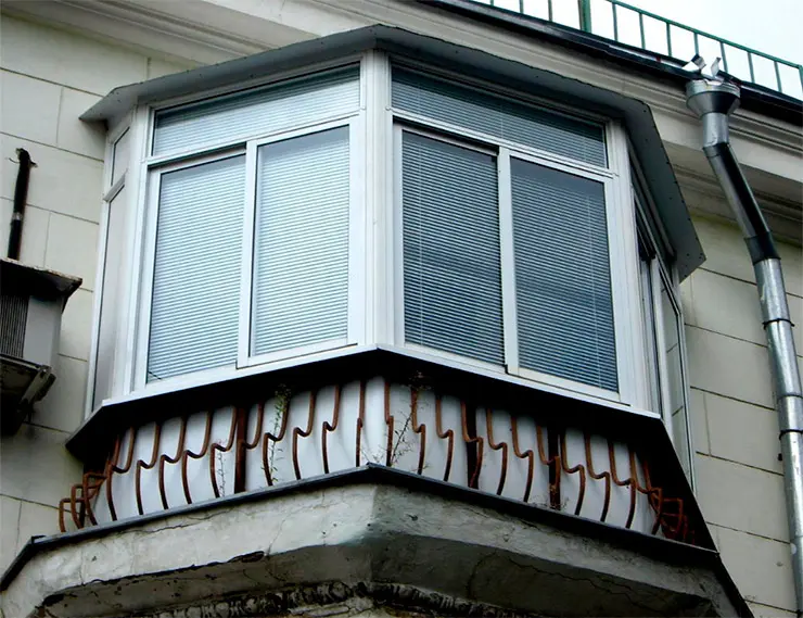 В правительстве Петербурга напомнили о необходимости согласования работ по остеклению балконов