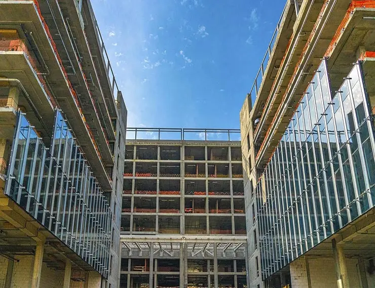 Более 15 тыс. светопрозрачных конструкций смонтировали на фасаде Национального космического центра