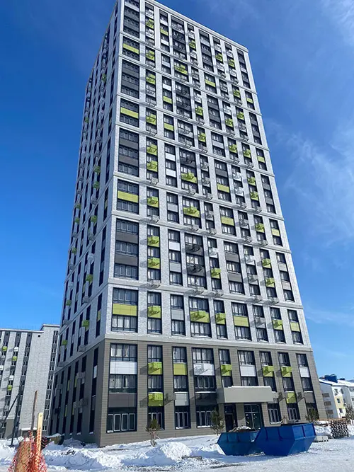 Окна с фурнитурой SIEGENIA TITAN AF в новом доме комфорт-класса в Хабаровске