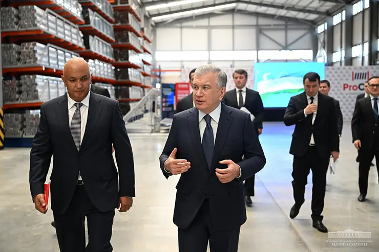 Президент Узбекистана посетил завод по производству алюминиевых профилей в Ташкенте