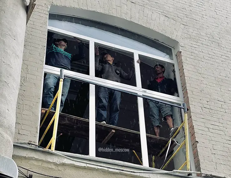 Рабочие заменили оригинальные окна в историческом доме на Большой Дмитровке в Москве
