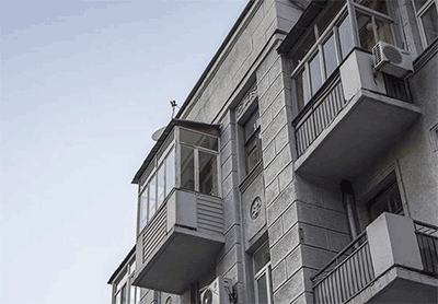 В Днепре демонтируют остекленные балконы и лоджии с исторических зданий