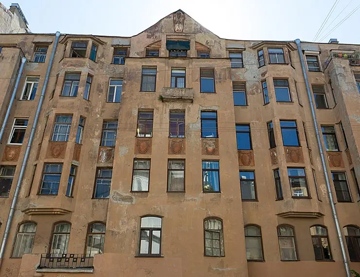 КГИОП запретил менять окна в доме Лишневского, но коммунальщики не послушались