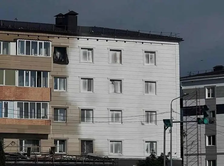 Жителям многоэтажки в Костанае закрасили окна во время ремонта фасада