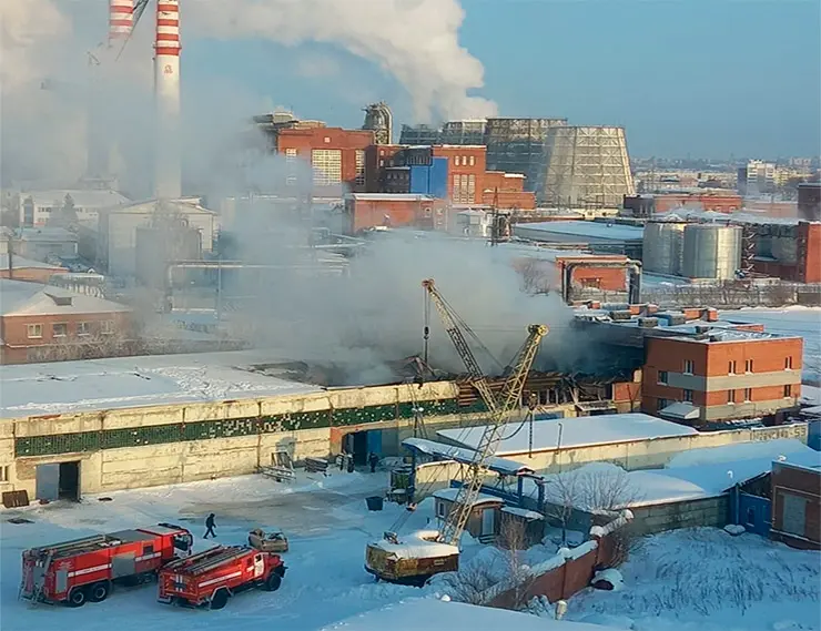 Крупный пожар произошел на производстве окон в Томске