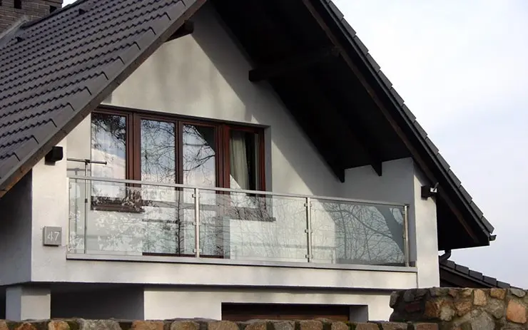 Стеклянный парапет – стоит ли устанавливать на балконе?
