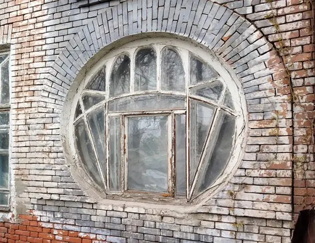 Демонтаж уникальных окон с памятника архитектуры в Саратове: чиновники пообещали принять меры к собственнику дома