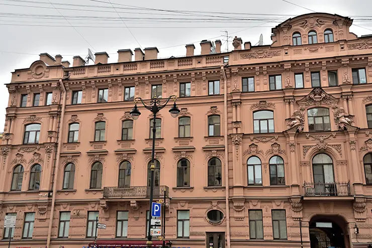 Петербургский суд обязал собственников восстановить окна в историческом доме на улице Рубинштейна