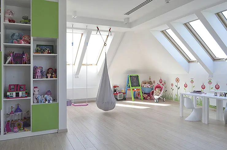 Детская комната хорошо освещается благодаря мансардным окнам
