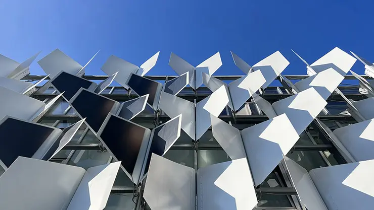 Фасад покрывает окна теплицы в ботаническом саду университета Фрайбурга