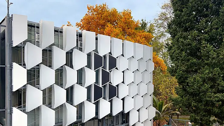 При подаче воздуха створки раскрываются и блокируют солнечный свет, снижая нагрев в жару