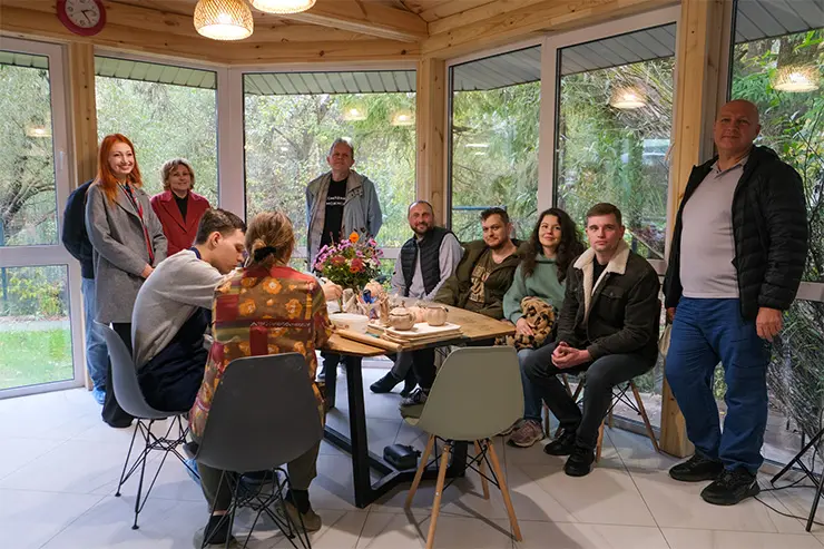 Это не просто беседка, а настоящее творческое место, созданное с душой и инженерной точностью Это не просто беседка, а настоящее творческое место, созданное с душой и инженерной точностью