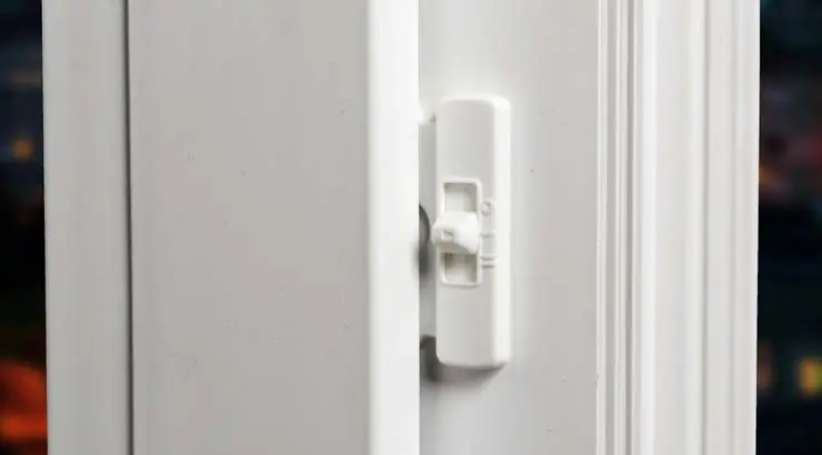 Фото ЕТС Групп. Вентиляционный клапан NORMAND F при закрытой створке окна