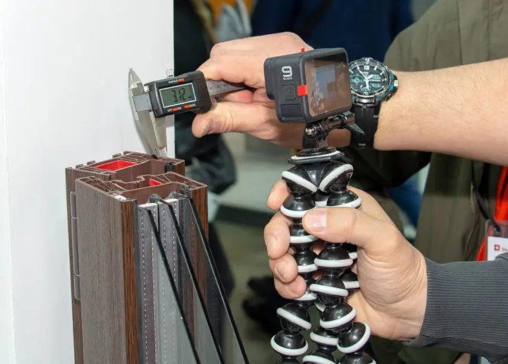 Замер толщины лицевой стенки на образце профиля