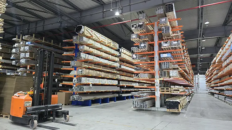 Зона хранения алюминиевых профилей в логистическом комплексе «ТБМ»