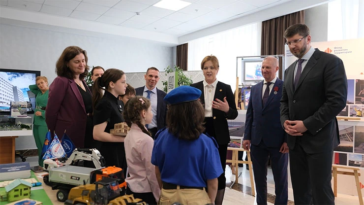 Первый заместитель министра Александр Ломакин и ответственный секретарь Общественного совета Светлана Кузьменко