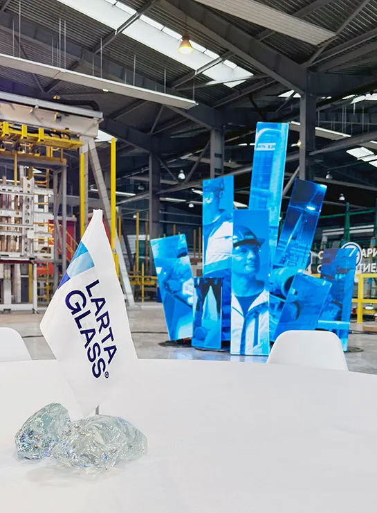Larta Glass провела первое в мире представление внутри стекловаренной печи Larta Glass провела первое в мире представление внутри стекловаренной печи