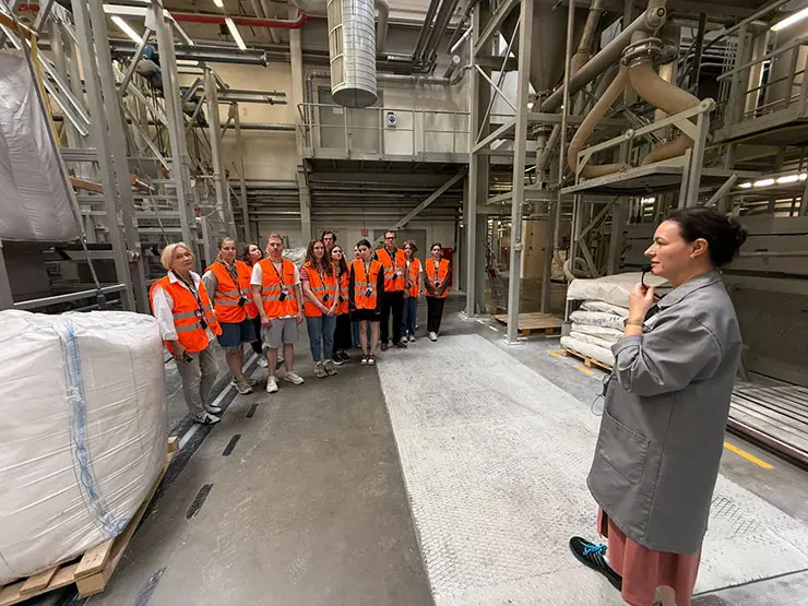 Студенты МАРХИ на заводе компании в Гжели Студенты МАРХИ на заводе компании в Гжели