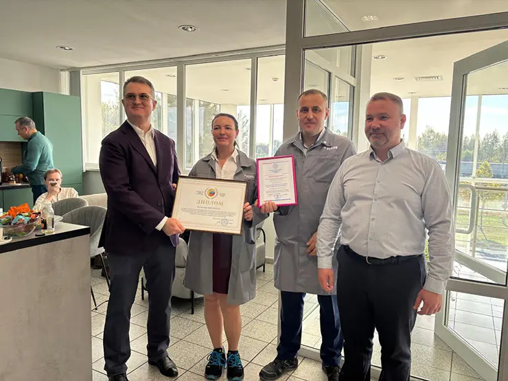 Представители НОКС вручили коллективу завода памятный диплом