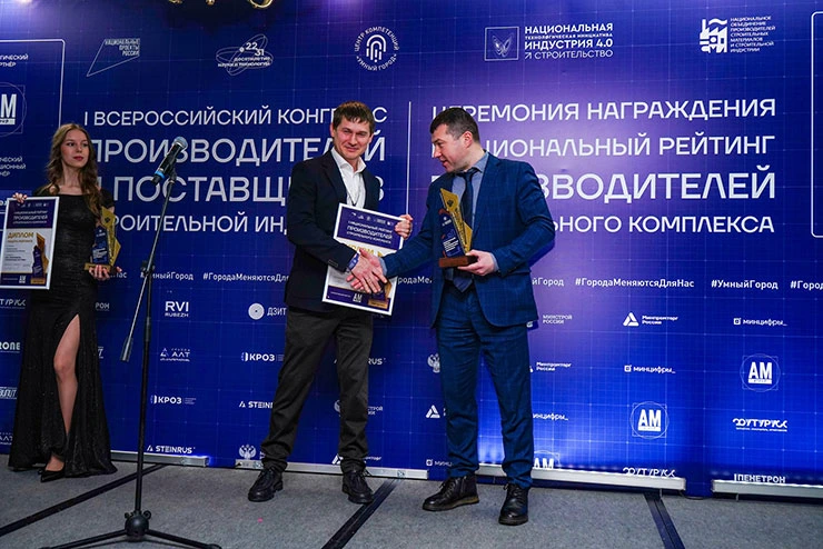  Руслан Тюменев получает награду на Церемонии награждения