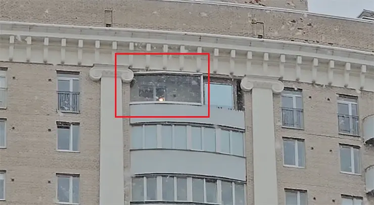 Сравнение внешнего вида балконов после монтажа безрамным остеклением Сравнение внешнего вида балконов после монтажа безрамным остеклением