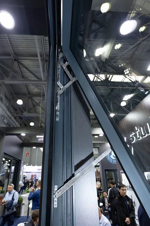 Верхнеподвесное окно на алюминиевой системе Alumark S90