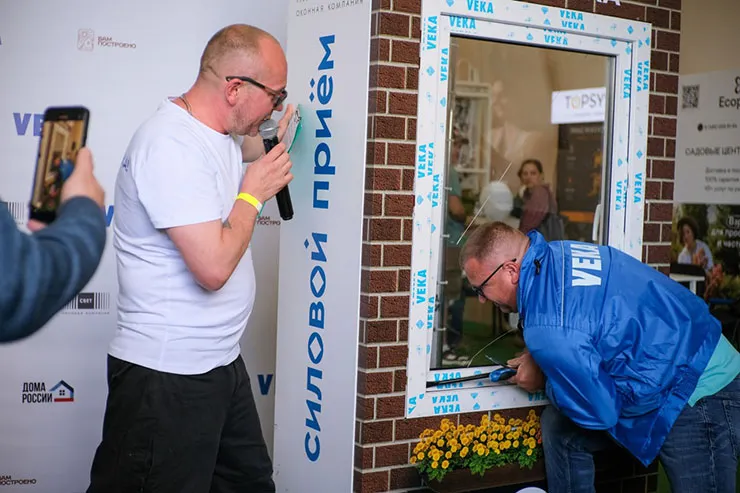 Партнёры VEKA из ТПК «СВЕТ» организовали окнам настоящую проверку на прочность Партнёры VEKA из ТПК «СВЕТ» организовали окнам настоящую проверку на прочность