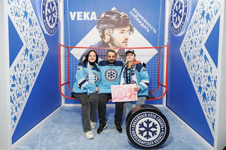 Во время домашних матчей ХК «Сибирь» VEKA совместно с клубом организует для болельщиков фотозоны, конкурсы и активности, создавая атмосферу настоящего спортивного праздника Во время домашних матчей ХК «Сибирь» VEKA совместно с клубом организует для болельщиков фотозоны, конкурсы и активности, создавая атмосферу настоящего спортивного праздника