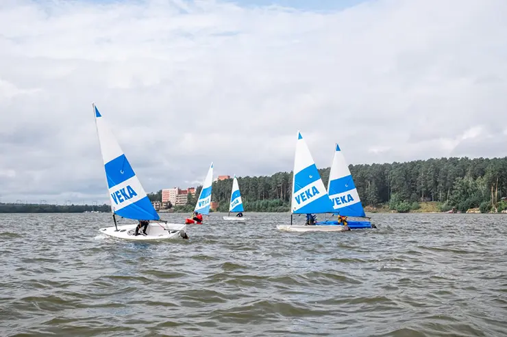 Проект развития детского яхтинга реализуется при поддержке компании VEKA