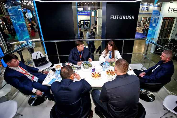 В переговорной на стенде Futuruss на выставке MosBuild, по центру Юрий Бешенцев, справа Михаил Поляков, слева Тябаева Ольга
