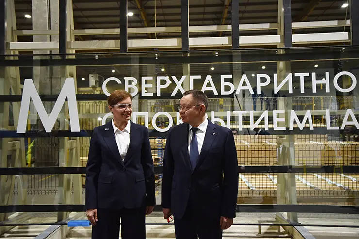 Министр строительства и ЖКХ РФ Ирек Файзуллин на заводе Larta Glass