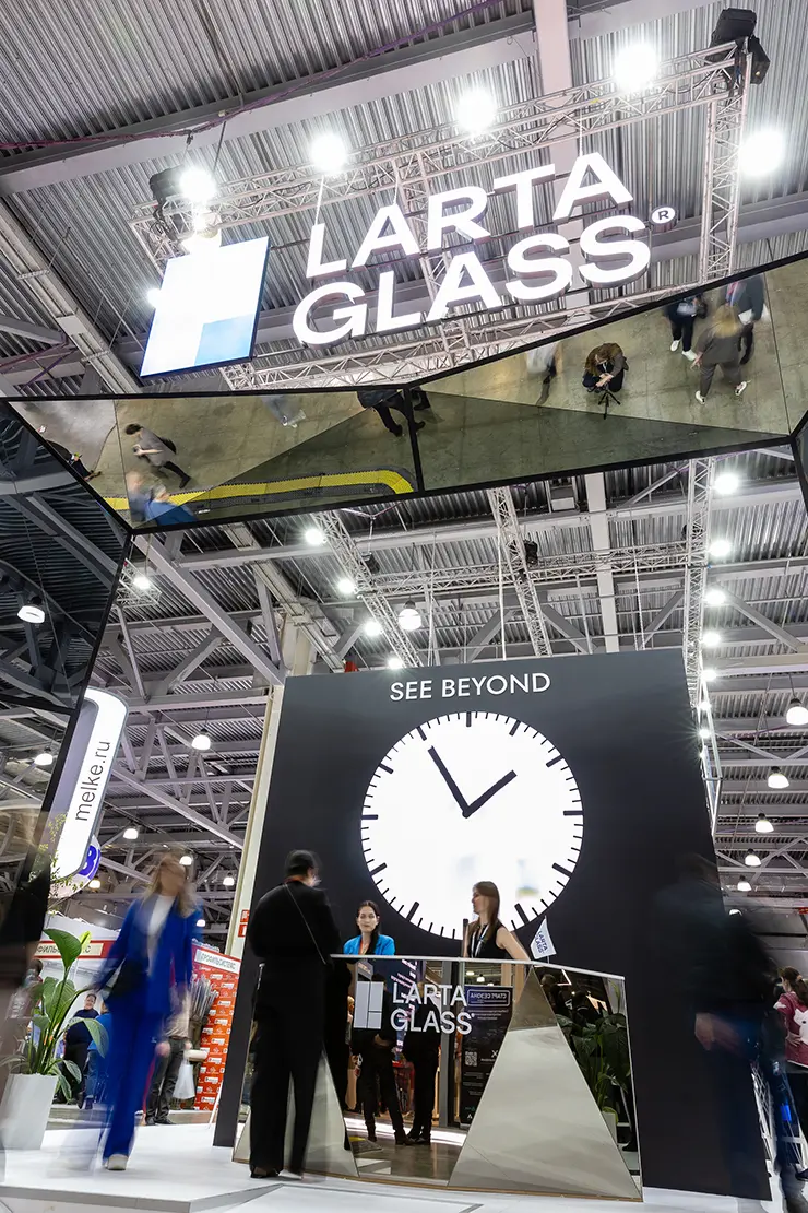Стеклянные часы на стенде Larta Glass, MosBuild 2023
