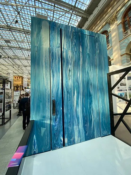 Уникальная дверь с применением фурнитуры SIEGENIA на выставке «Зодчество 2023»