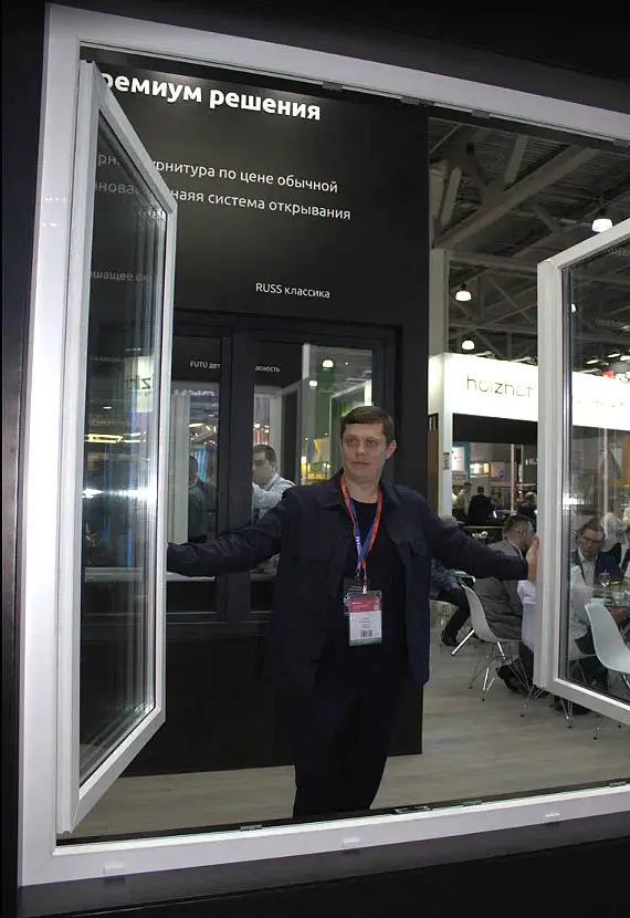 Юрий Бешенцев, собственник производственной компании FUTURUSS, демонстрирует штульповое окно на выставке MosBuild 2023