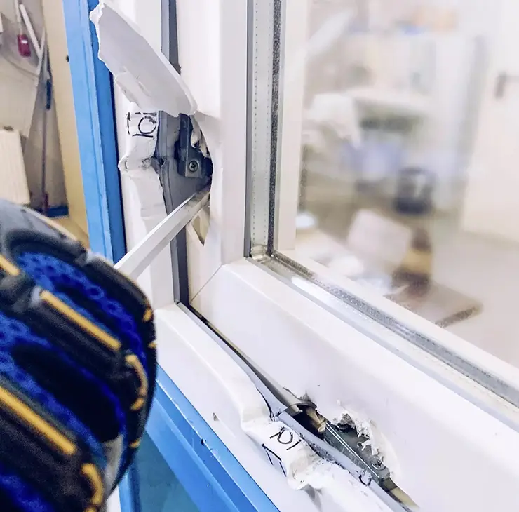 Тест-драйв взлома окна с противовзломной фурнитурой