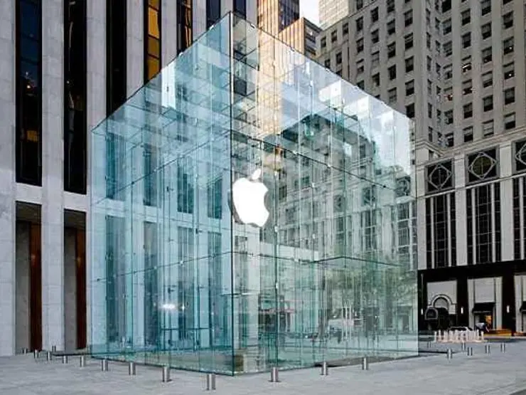 Фото 2: Apple Inc. Стеклянный куб у входа в подземный магазин Apple в Нью-Йорке, США
