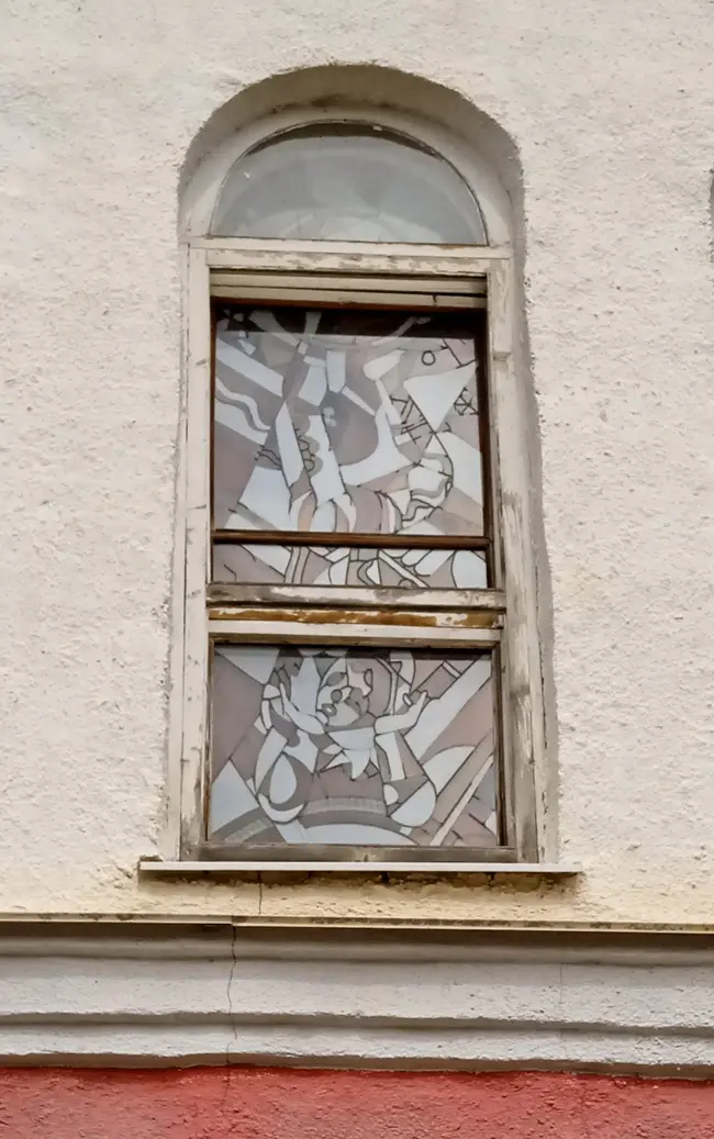 Отсутствие стекла в окне с витражом