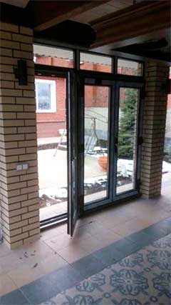 Партнер VEKA Rus остеклил беседку в загородном поселке